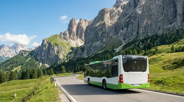 Autobus che percorre una strada panoramica tra le montagne delle Dolomiti.